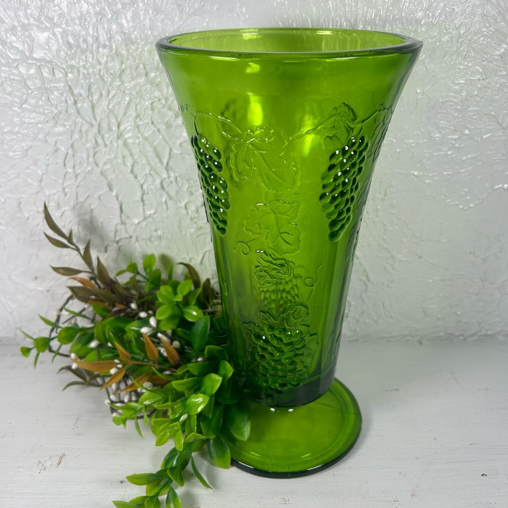 VTG Indiana Glass Co Green Glass Grape Pattern Tall 10” Mid Century Glass Vase